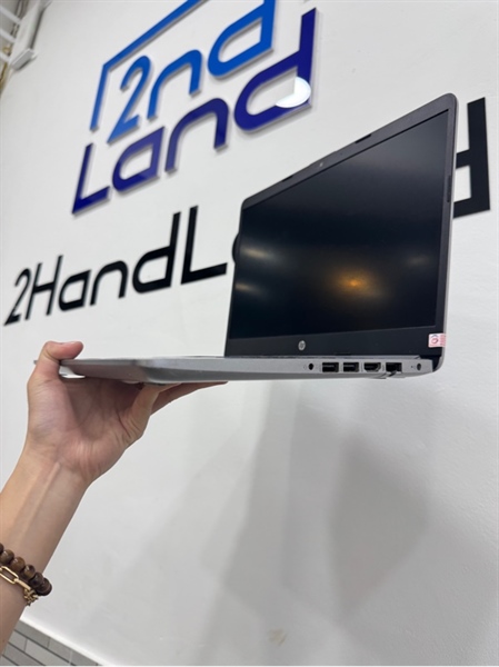 Laptop HP 240 G8 Note Book - i5-1135G7 - 16/256GB - Màu bạc - Pin 100% - Ngoại hình: 97% - Màn trầy, ám xanh, cấn góc, trầy chuột, trầy body - Body, kèm sạc 2