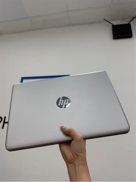 Laptop HP 240 G8 Note book - i5 - 1135G7 - Ram 8/256GB SSD - Pin 90% - Ngoại hình: 97% - trày mặt C, bể gốc mặt A, màn phản quang, hư 1 cổng USB - Bạc - Kèm sạc