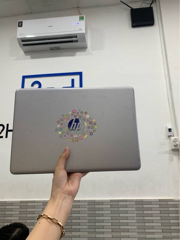 Laptop HP 240 G8 Notebook - Intel Core i3-1005G1 - RAM 4GB/SSD 256GB - Pin 100% đã thay - Ngoại hình: 97% - Trầy body, màn hình trầy, ám xanh- Kèm sạc