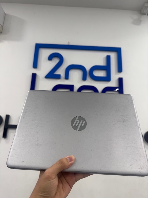 Laptop HP 240 G9 - i5-1235U - 16/512GB - Màu bạc - Pin 100% - Ngoại hình 97% - Màn ám hồng , phản quang ,trầy xước - Kèm sạc
