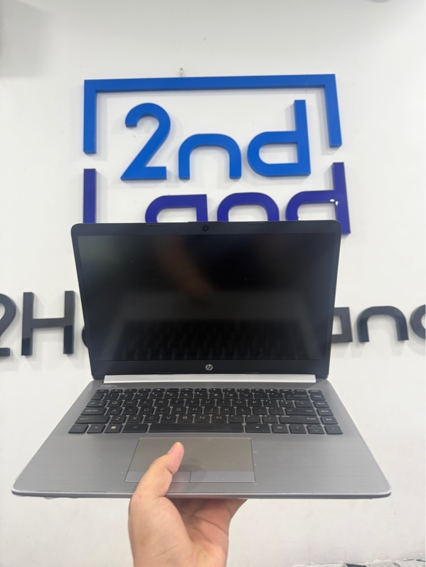 Laptop HP 240 G9 - i5-1235U - 16/512GB - Màu bạc - Pin 100% - Ngoại hình 97% - Màn ám hồng , phản quang ,trầy xước - Kèm sạc