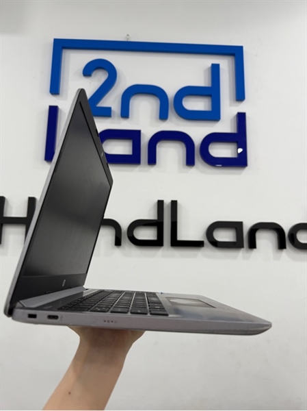 Laptop HP 240G8 - i5 1135G7 - 8/256GB SSD - Màu bạc - Pin 100% chu kỳ sạc 587 - Ngoại hình 97% - Màn ám vàng , phản quang nhiều đốm , touchpad tróc , mặt dưới trầy , mất 1 đế cao su chống trượt - Kèm sạc 1