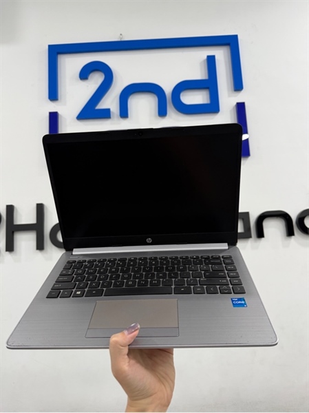 Laptop HP 240G8 - i5 1135G7 - 8/256GB SSD - Màu bạc - Pin 100% chu kỳ sạc 587 - Ngoại hình 97% - Màn ám vàng , phản quang nhiều đốm , touchpad tróc , mặt dưới trầy , mất 1 đế cao su chống trượt - Kèm sạc 2
