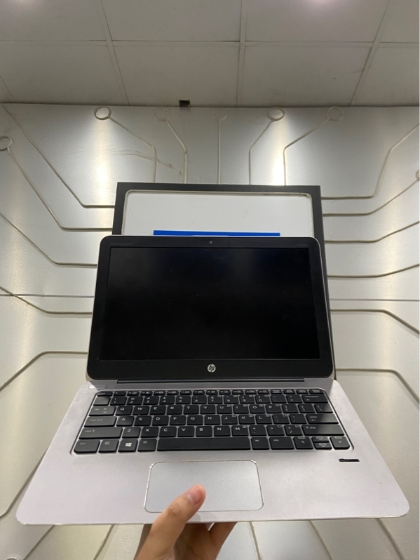 Laptop HP Elitebook 1030 G1 - M5-6Y57 - Ram 4/256GB - Intel (R) Core (TM) - Màu bạc - Pin 100% - Ngoại hình: 96% - Màn ám hồng, bụi trong màn, xước mặt trước, xước mặt sau, chảy nhựa mặt sau - Kèm sạc
