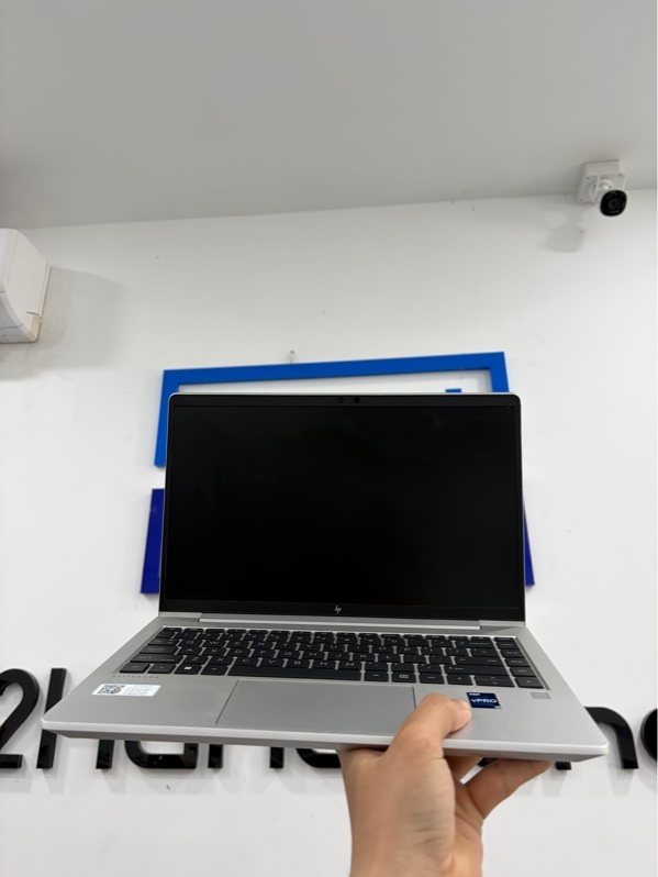 Laptop HP EliteBook 640 G10 - i7-1365U - 16/512gb ssd - 14 inch - Màu bạc - Pin 72% - Ngoại hình 98% - Xước nhẹ mặt A, ổ sức khoẻ 99%, màn ám hồng, mất vân tay - Kèm sạc