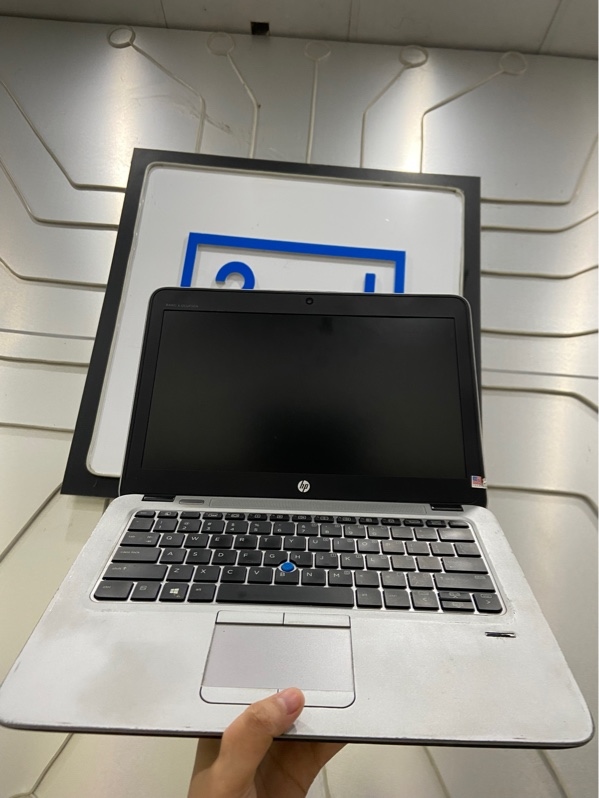 Laptop HP Elitebook 820 G3 - i5-6200U - Ram 8/128GB - Pin 77% - Màu xám - Ngoại hình: 97% - Xấu trầy viền sườn, màn ám xanh vừa, ám vàng viền - Kèm sạc