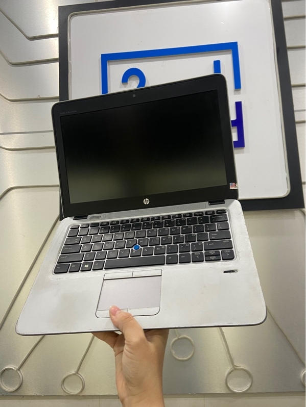 Laptop HP Elitebook 820 G3 - i5-6200U - Ram 8/128GB SSD - Pin 77% - Màu xám - Ngoại hình: xấu - Trầy viền sườn, màn ám xanh vừa - Kèm sạc