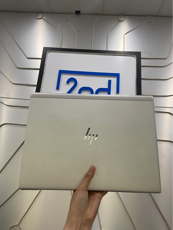 Laptop HP Elitebook 830 G6 - I7-8665U - Ram 16/256GB SSD - Màn cảm ứng chống nhìn trộm - Pin 64% - Màu bạc - Ngoại hình: 97% - Cấn góc, 1 đốm phản quang - Kèm sạc
