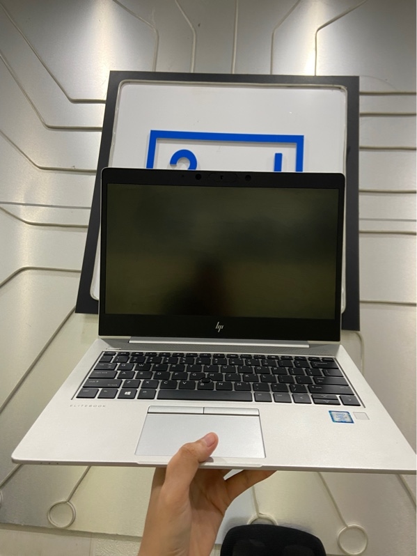Laptop HP Elitebook 830 G6 - I7-8665U - Ram 16/256GB SSD - Màn cảm ứng chống nhìn trộm - Pin 64% - Màu bạc - Ngoại hình: 97% - Cấn góc, 1 đốm phản quang - Kèm sạc