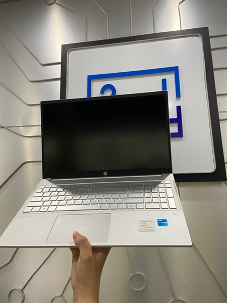 Laptop HP Pavalion 15-EG0XXX - i3-1115G4 - Ram 4/256GB SSD - Pin 100% - Màu bạc - Ngoại hình: 97% - Kèm sạc 1