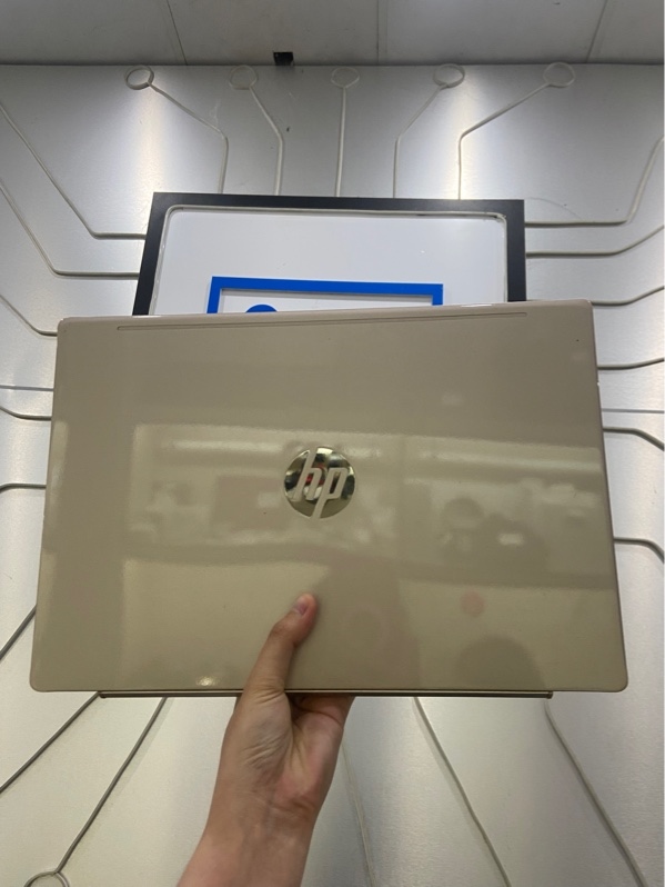 Laptop HP Pavilion 14-CE2xxx - i3-8145U - Ram 8/256GB SSD - Pin 100% - Màu bạc - Ngoại hình: 98% - Kèm sạc