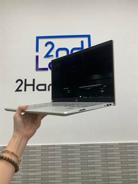 Laptop HP Pavilion 15-CS1XXX - i5-8265U - 4/240SSD - Màu bạc - Pin hư - Ngoại hình: 98% - 1 đốm phản quang - Body, kèm sạc 1