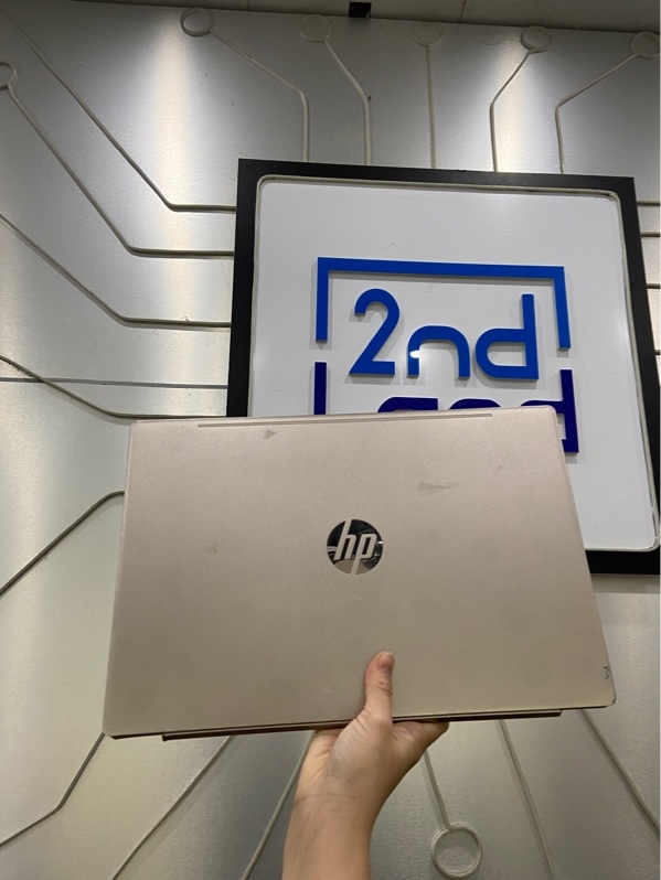 Laptop HP Pavilion 15-CS2XXX - i3-8145U Ram 4/128GB - Màu bạc - Pin 28% - Ngoại hình: 97% - Loa rè nặng, màn phản quang trầy xước cấn nhiều, hở mặt D, touch pad không nhạy - Body - Kèm sạc