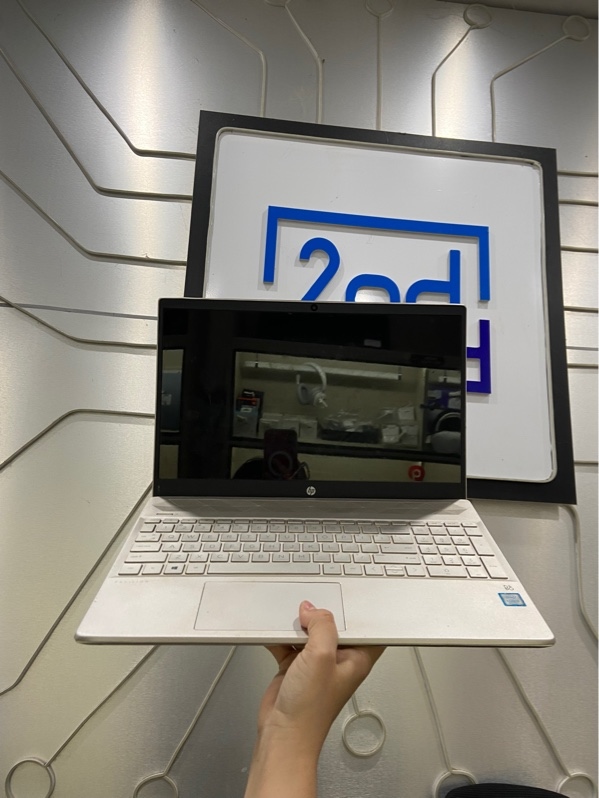 Laptop HP Pavilion 15-CS2XXX - i3-8145U Ram 4/128GB - Màu bạc - Pin 28% - Ngoại hình: 97% - Loa rè nặng, màn phản quang trầy xước cấn nhiều, hở mặt D, touch pad không nhạy - Body - Kèm sạc