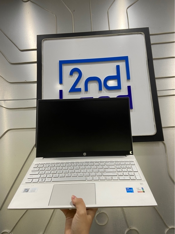 Laptop HP Pavilion 15-EG0XXX - I5-1135G7- Ram 8/256GB - Pin100% - Màu bạc - Ngoại hình: 97% - Cấn móp sườn, hở mặt D do cấn móp - Kèm sạc