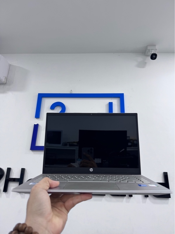Laptop HP PAVILION MODEL 14-DV2074TU - i5-1235U - ram 8gb - SSD 500gb - Sức khỏe 93% - Màu bạc - Pin 83% - Ngoại hình 98% - Dính mực ngay màn loa, màn ám vàng, xước nhẹ - Kèm sạc