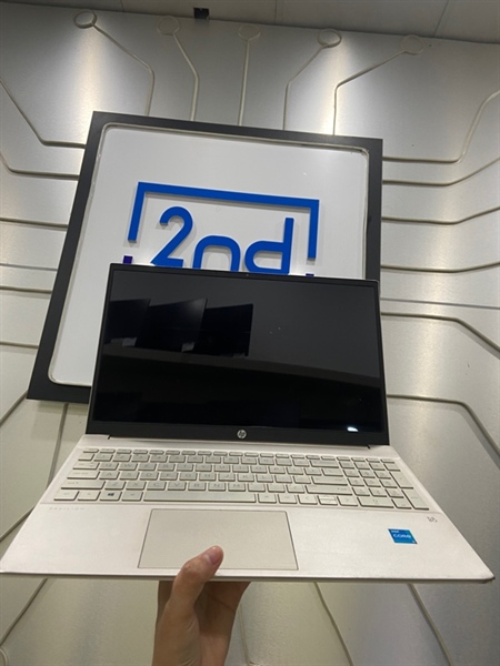 Laptop HP Pavilon 15-EG0XXX - i3-1125G4 - Intel R UHD Graphics - Ram 8/256GB SSD - Pin 100% thay new - Màu trắng - Ngoại hình: 97% - Màn in phím, bụi trong, viền hở, 4 góc cấn trầy - Kèm sạc 1