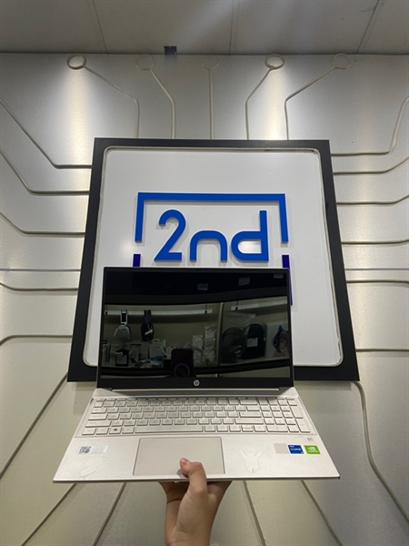 Laptop HP Pavilon 15-EG2XXX - i5-1235U - Ram 8/256GB SSD - Geforce MX550 - Pin 79.8% - Màu trắng - Ngoại hình: 98% - Bụi trong màn - Kèm sạc 1