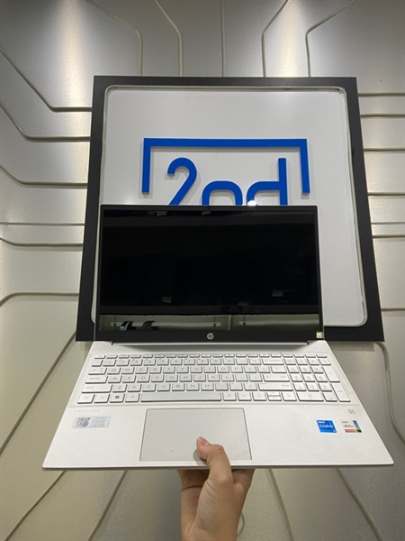 Laptop HP Pavilon 15EG0540TU - i5-1135G7 - Ram 8/256GB SSD - Pin 72% - Màu bạc - Ngoại hình: 98% - Màn ám viền hồng - Kèm sạc 3