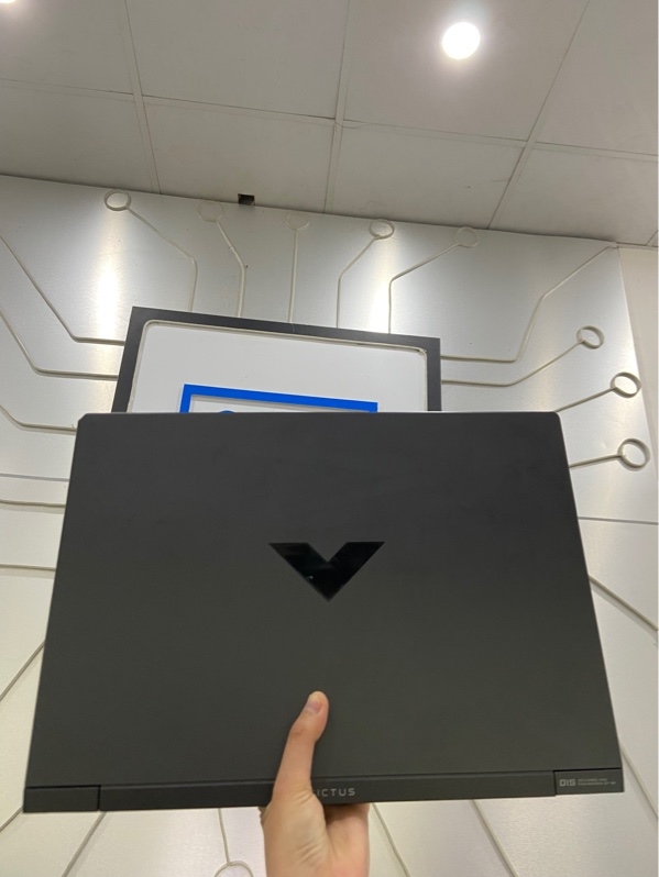 Laptop HP Victus 15.6 inch Gaming - I5-12450H - Ram 16/512gb SSD - NVIDIA Geforce RTX 2050 - Pin 96% - Màu đen - Ngoại hình: 97% - Màn 1 chấn phản quang - bể góc - Kèm sạc