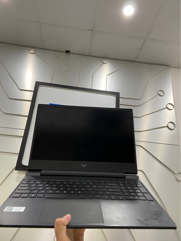 Laptop HP Victus 15.6 inch Gaming - I5-12450H - Ram 16/512gb SSD - NVIDIA Geforce RTX 2050 - Pin 96% - Màu đen - Ngoại hình: 97% - Màn 1 chấn phản quang - bể góc - Kèm sạc