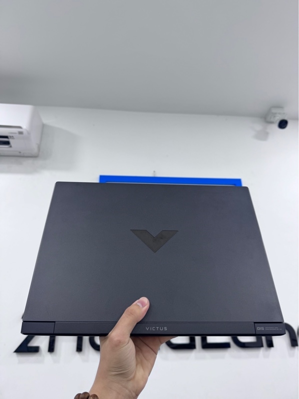 Laptop HP Victus 15-fb1xxx - Ryzen 5-7535HS - 16/512Gb SSD - card GeForce RTX 2050 - Màu đen - Pin 100% chu kỳ 75 - Ngoại hình 97% - Body trầy xước nhẹ, mất 1 ốc đáy, dán sticker, màn ám vàng nhẹ, tối viền dưới, mất cam - Kèm sạc