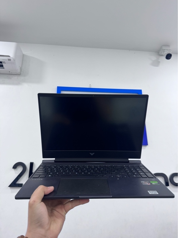 Laptop HP Victus 15-fb1xxx - Ryzen 5-7535HS - 16/512Gb SSD - card GeForce RTX 2050 - Màu đen - Pin 100% chu kỳ 75 - Ngoại hình 97% - Body trầy xước nhẹ, mất 1 ốc đáy, dán sticker, màn ám vàng nhẹ, tối viền dưới, mất cam - Kèm sạc