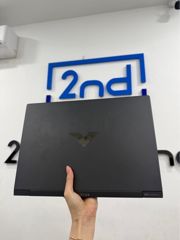 Laptop HP Victus15-fa0155TX - i5-12450H - card GeForce RTX 3050 - 16gb/ssd 512gb - Màn full HD - 144hz - Màu đen - Pin 88% - Ngoại hình 97% - Màn trầy , ám hồng ,cấn góc , 1 góc hở vỏ - Kèm sạc