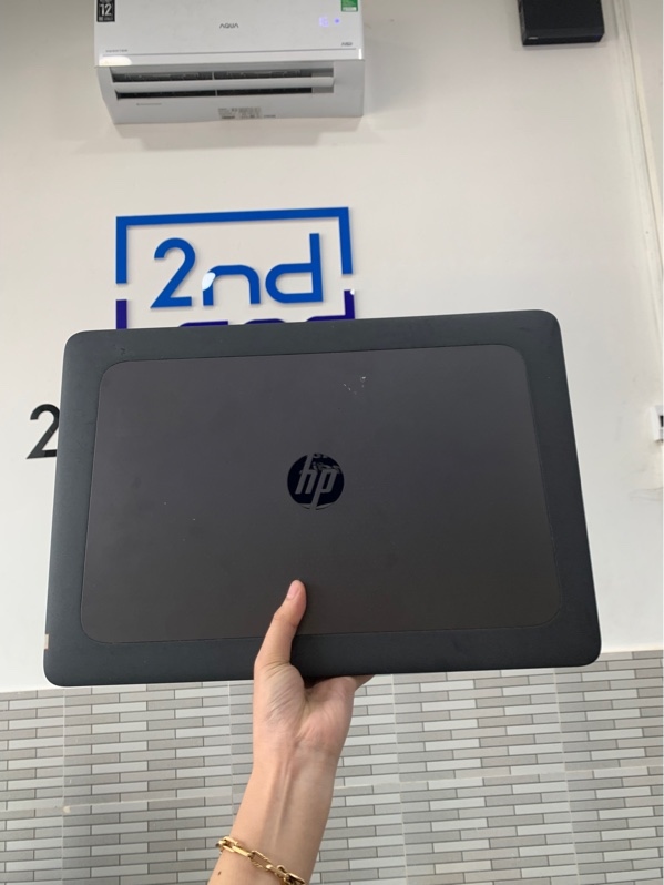 Laptop HP zbook 15 g3 - i7-6820hq - Ram 16/512gb ssd - Quadro m1000m - Màu đen - Pin 80% - Ngoại hình: 97% - 1 đốm phản quang - Kèm sạc