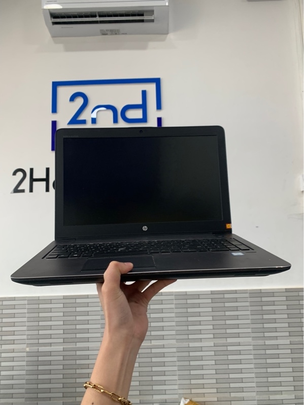 Laptop HP zbook 15 g3 - i7-6820hq - Ram 16/512gb ssd - Quadro m1000m - Màu đen - Pin 80% - Ngoại hình: 97% - 1 đốm phản quang - Kèm sạc