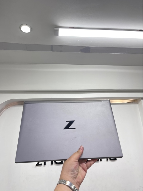 Laptop HP ZBook Firefly 15.6 inch G8 Mobile Workstation - i7-1185G7 - Nvidia T500 - Ram 16/512gb SSD - Màu xám - Pin thay 100% - Ngoại hình 98% - màn sọc 1 đường, 1 đốm phản quang, hở khung màn nhẹ - Kèm sạc