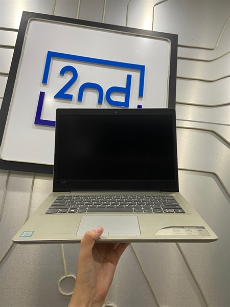 Laptop Lenovo 80X4 - i3 - 7100U - Ram 4GB SSD 240 GB - Pin 62% - Màu đen - Ngoại hình 97% - Màn ám vàng , phản quang ,Touch pad loạn,loa rè nặng -Body - Kèm sạc ( không bảo hành ) 1