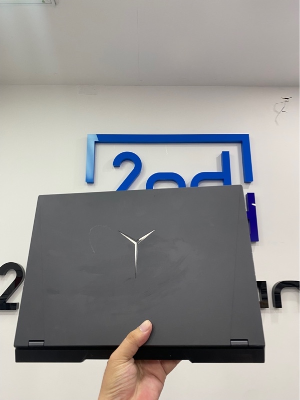Laptop Lenovo 82JD - I7-11800H - RTX 3060 - 16/512GB - Pin: 90% - Màu đen - Ngoại hình: 97% - Trầy viền, cấn nhiều góc, màn ám hồng, đen góc, 1 đốm phản quang - Kèm sạc