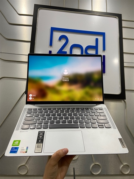 Laptop Lenovo 82L3 - i5-1135G7 - MX 450 - Ram 8/512GB SSD - Pin 82% - Màu bạc - Ngoại hình: 98% - Nứt bản lề dưới màn - Kèm sạc 1