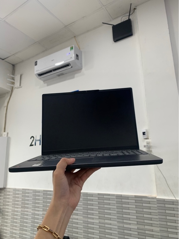 Laptop Lenovo 83n3 - Snapdragon R-X X126100 - Ram 16/512ssd - Màu xám - Ngoại hình: 97% - Màn trầy, ám xanh, hư 1 cổng usb, trầy body - Kèm sạc