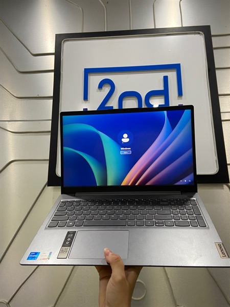 Laptop Lenovo Ideapad 3 (82H8) - I5-1135G7- Ram 12/256GB SSD - Màn cảm ứng - Pin 100% - Màu bạc - Ngoại hình: 97% - màn in phím ám hồng nhẹ, click vật lí touchpad nửa bên trái bị cứng bấm không nhận - Kèm sạc 1