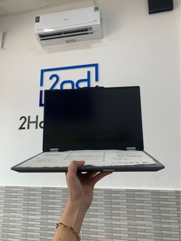 Laptop Lenovo Legion LOQ 83JC - Ryzen 5 7235HS - RTX 3050 6gb - Ram 16gb/ ssd 1tb - Màu xám - Pin 96% - Ngoại hình: 97% - Cấn góc, màn ám hồng - Kèm sạc