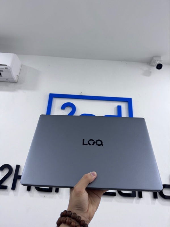 Laptop Lenovo LOQ 15IAX9E - i5-12450HX - 16/512GB SSD - card GeForce RTX 3050 - 6GB - Màu xám - Pin 89% - Ngoại hình 97% - Mặt lưng và mặt phím dính keo nhiều, Viền trầy, cấn mòn góc, Kính màn trầy, màn ám vàng tối góc nhẹ, khung dán sticker - Kèm sạc