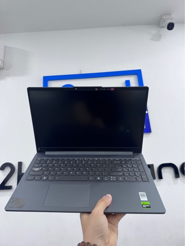 Laptop Lenovo LOQ 15IAX9E - i5-12450HX - 16/512GB SSD - card GeForce RTX 3050 - 6GB - Màu xám - Pin 89% - Ngoại hình 97% - Mặt lưng và mặt phím dính keo nhiều, Viền trầy, cấn mòn góc, Kính màn trầy, màn ám vàng tối góc nhẹ, khung dán sticker - Kèm sạc
