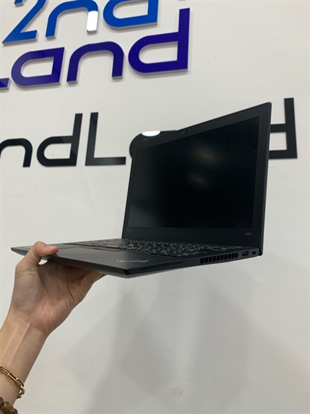 Laptop Lenovo Roxet72W - Ryzen 5 Pro 2500U - 8/128SSD - Pin 83% - Ngoại hình: 97% - Bàn phím nhật - Body, kèm sạc 2