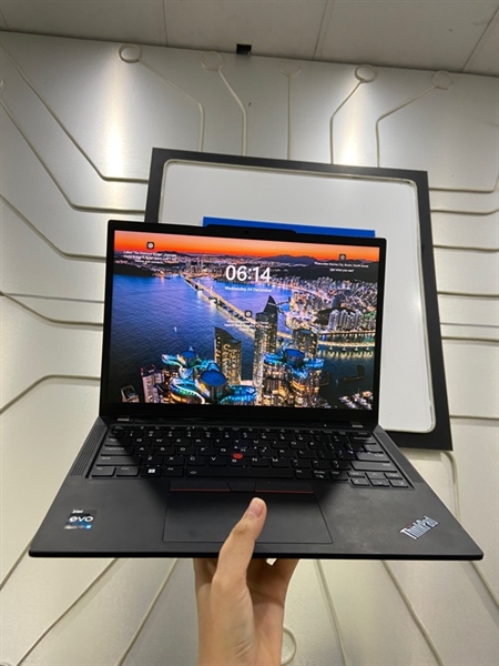 Laptop Lenovo Thinkpad X13 Gen 4 - i5-1335U - Ram 8/256GB - Pin 100% - Màu đen - Ngoại hình: 98% - Đã thay phím , 1 chấm phản quang , ám viền vàng vừa - Kèm sạc 1
