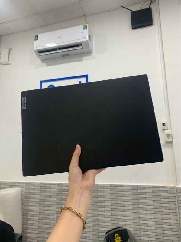 Laptop Lenovo V15 G2 ALC (82KD) - AMD Ryzen 5 5500U - RAM 8GB/SSD 256GB - Màu đen - Pin 98% - Ngoại hình: 96% - Trầy xước, màn hình ám vàng hồng, loa phải nhỏ - Kèm sạc