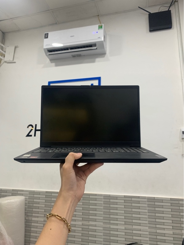 Laptop Lenovo V15 G2 ALC (82KD) - AMD Ryzen 5 5500U - RAM 8GB/SSD 256GB - Màu đen - Pin 98% - Ngoại hình: 96% - Trầy xước, màn hình ám vàng hồng, loa phải nhỏ - Kèm sạc