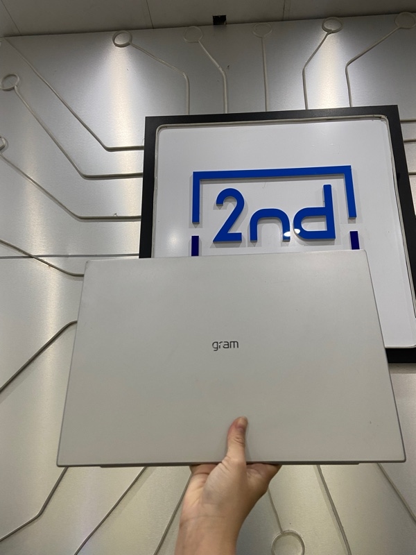 Laptop LG Electronics - 16Z90P-G.AH73A5 - i7-1165G7 - Ram 16/256 GB SSD - Pin 70% - Màu bạc - Ngoại hình: 97% - Kèm sạc