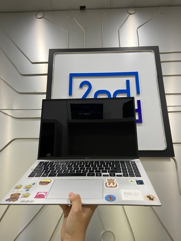Laptop LG Electronics - 16Z90P-G.AH73A5 - i7-1165G7 - Ram 16/256 GB SSD - Pin 70% - Màu bạc - Ngoại hình: 97% - Kèm sạc
