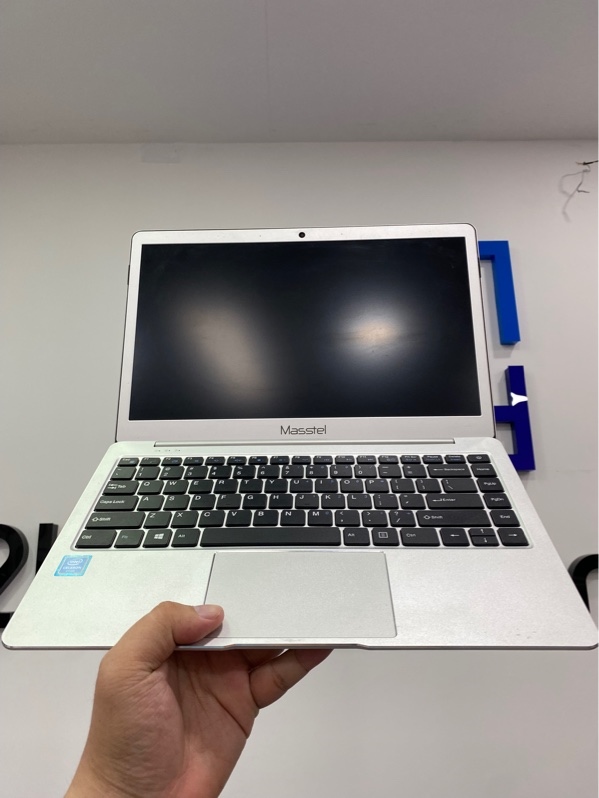 Laptop Masstel Notebook L133 2019 - Celeron N4000 - Ram 4/256GB SSD - Sức khỏe ổ tốt - Pin: 100% - Màu bạc - Ngoại hình: 97% - Xước thân, màn ám hồng, phản quang nhẹ - Kèm Box + sạc