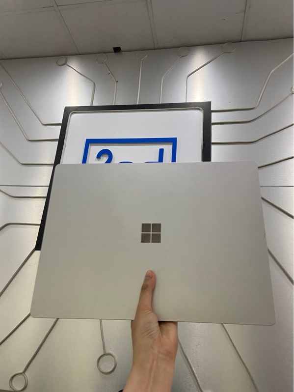 Laptop Microsoft Surface Laptop 5 - i7-1255U - Ram 8/256GB - Pin 83% - Màn cảm ứng - Màu bạc - Ngoại hình: 97% - màn trầy, hở sáng nhẹ - Kèm sạc