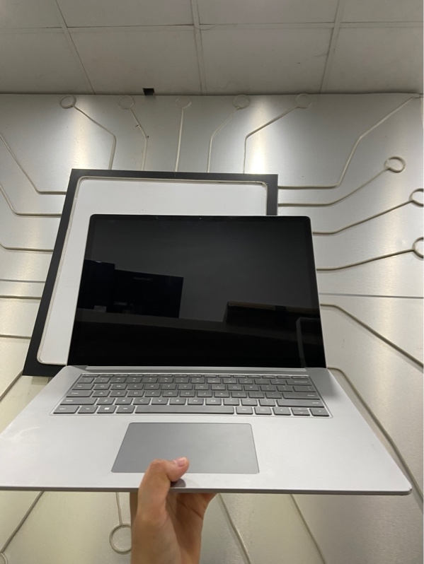 Laptop Microsoft Surface Laptop 5 - i7-1255U - Ram 8/256GB - Pin 83% - Màn cảm ứng - Màu bạc - Ngoại hình: 97% - màn trầy, hở sáng nhẹ - Kèm sạc