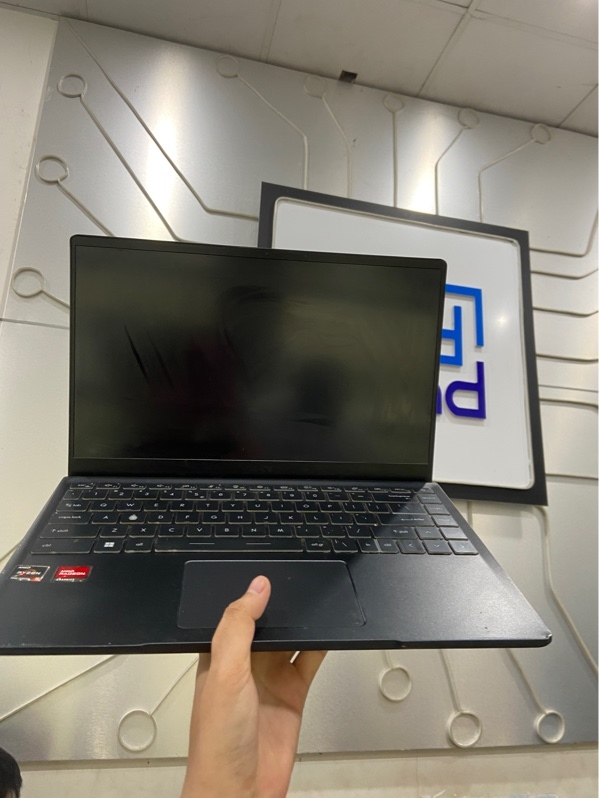 Laptop MSI 14 B5M - Chip Ryzen 5 5500u - Ram 16GB SSD 512GB - Pin 60% - Màu xanh - Ngoại hình: 97% - màn ám xanh - Kèm sạc