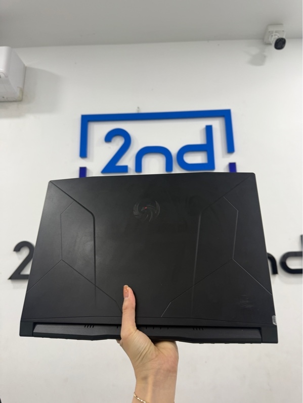 Laptop MSI Bravo 15 B5DD - Ryzen 5-5600H - 16/SSD 512GB - card Radeon RX 5500M - Màu đen - Pin 92% - Ngoại hình 97% - phím mòn, màn ám hồng, màn trầy, mòn touchpad, gãy chân 1 keycap , mất 1 ốc đáy, mặt A trầy xước - Kèm sạc